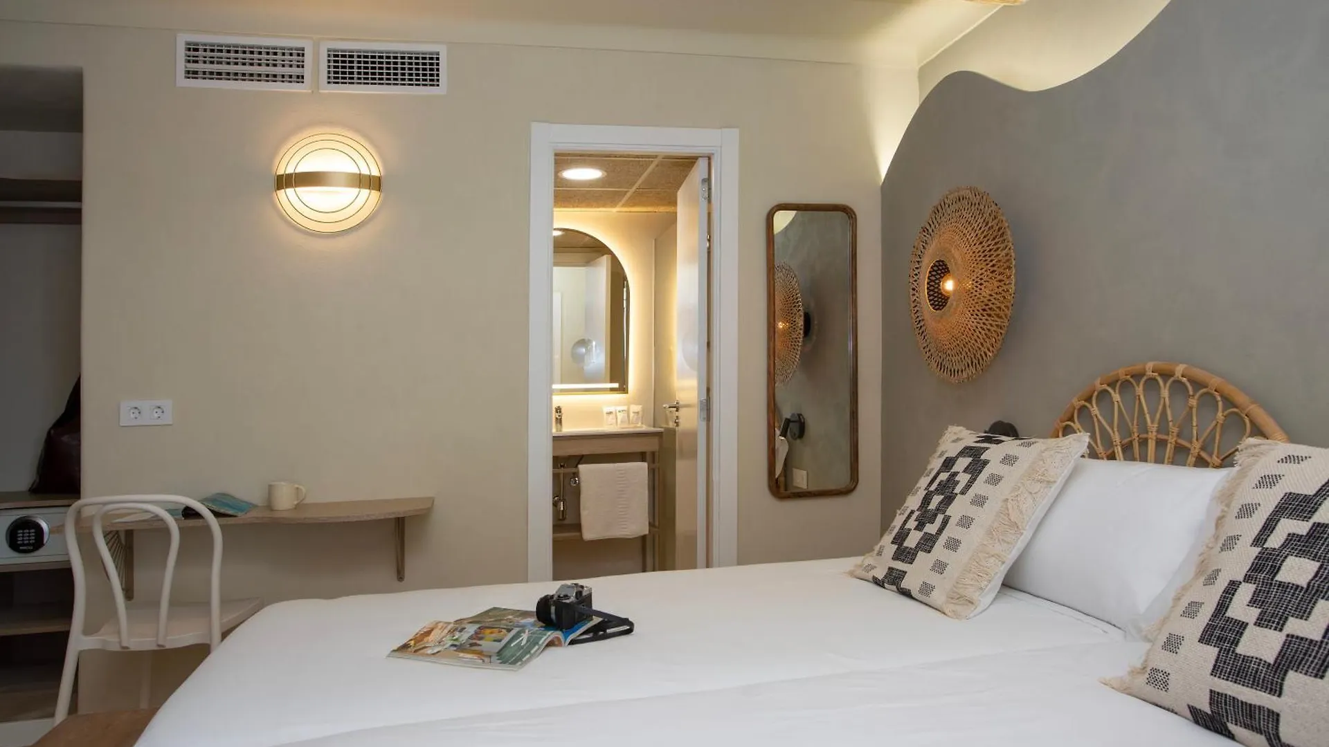 Casual Bahia Ibiza Hotel San Antonio  3*, San Antonio (Ibiza)